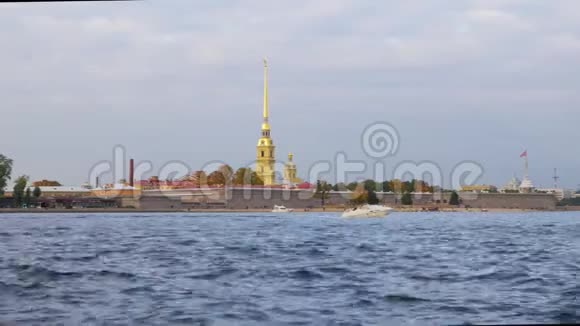欢乐的船只漂浮在彼得和保罗堡附近河波在前景视频的预览图