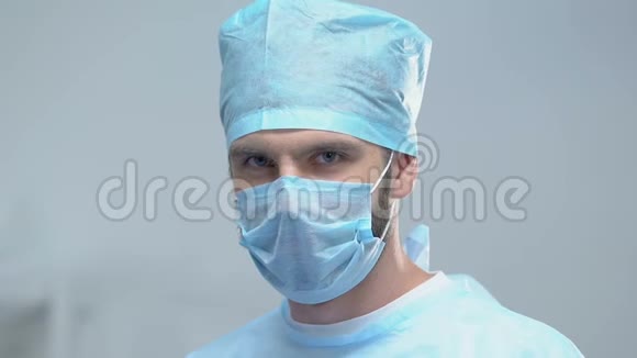 微笑男医生摘下防护面罩实验室研究科学视频的预览图