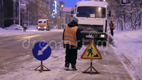 工人安装警示路标清扫积雪的道路吹雪人清路视频的预览图