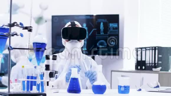 化学实验室的年轻女科学家用虚拟现实耳机放大视频的预览图