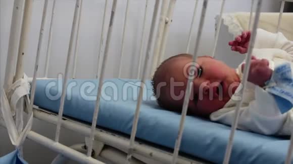 新生儿分娩后躺在床上看着镜头院的理念视频的预览图