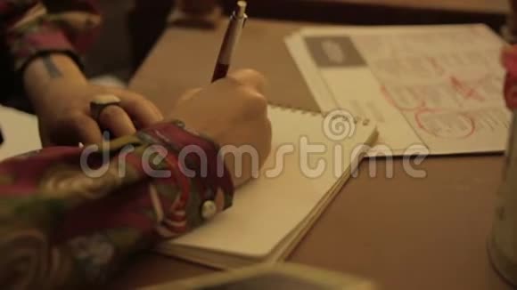 女孩用老式铅笔和笔记本写字视频的预览图