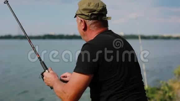 渔夫在河边钓鱼视频的预览图
