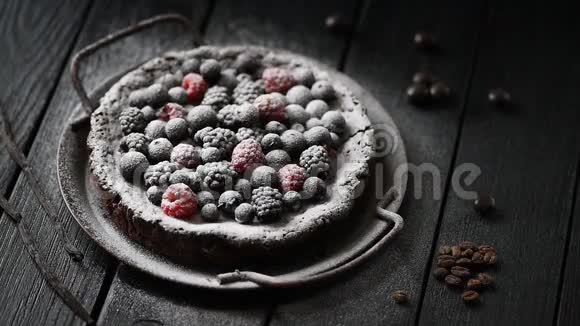 自制烘焙理念用生浆果和糖霜在瑞典巧克力蛋糕kladdkaka上倒入甘草视频的预览图