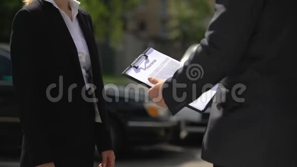 女商人与汽车经销商签订合同和握手购买汽车视频的预览图