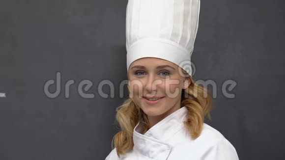 素食者写在黑板上女厨师微笑着对着镜头特别的节食食品视频的预览图