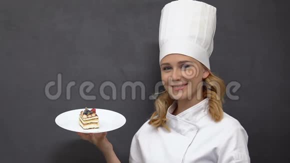 漂亮的女厨师在盘子烹饪和面包房上展示开胃蛋糕视频的预览图