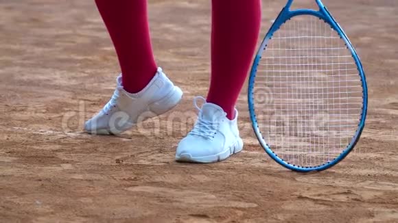 年轻漂亮的女人打网球舒适的运动鞋双腿合拢视频的预览图