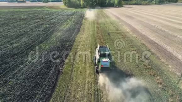 联合收割机收集成熟小麦的鸟瞰图收获粮田作物季节视频的预览图