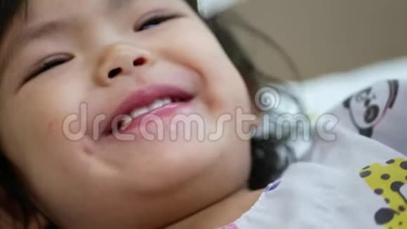 一个小病人一个小女孩独自学习吃药视频的预览图