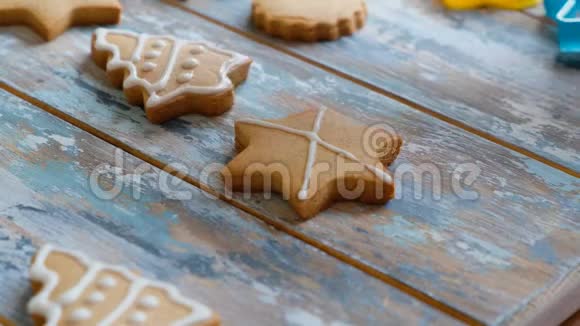 为圣诞节做姜饼饼干女人饼干上涂着白釉的手画视频的预览图