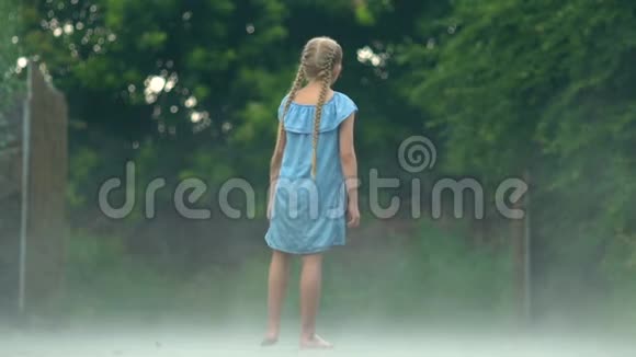 小女孩雾转相机挥手乡村休闲可怕的噩梦视频的预览图
