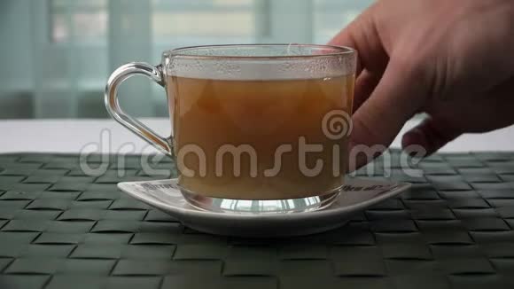 从一杯茶中取出的茶袋视频的预览图