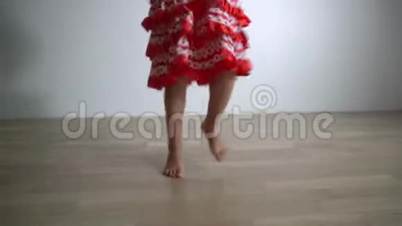金发女孩跳着时髦的裙子跳舞万向节运动向上射击视频的预览图