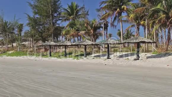 在热带海滩日落时的露台视频的预览图