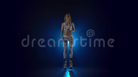 金发碧眼的身材在蓝色聚光灯下跳舞视频的预览图