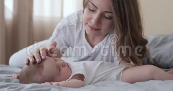 爱的母亲和熟睡的女儿上床视频的预览图