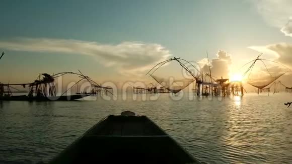 乘坐旅游船在Phatthalung省的ThaleNoi湖观看日出和大型渔民上午的工具视频的预览图