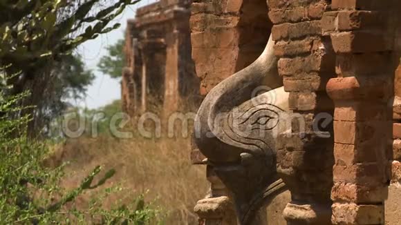拱门中间的大象雕像视频的预览图
