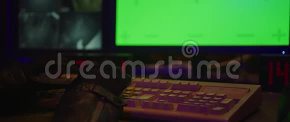 使用键盘在安全控制室黑客攻击PC绿色屏幕视频的预览图