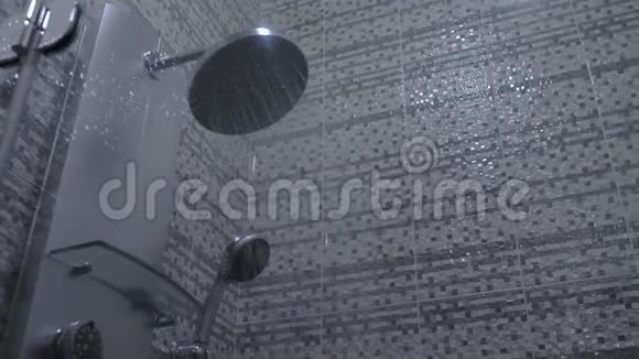 水流从淋浴特写水流从淋浴头流出在自来水中洗头慢慢慢慢视频的预览图