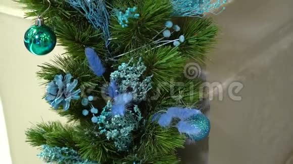 圣诞树上的圣诞装饰品蓝球和球锥视频的预览图