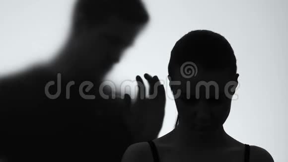 男朋友的影子抚摸着女人的身体关系的宽恕浪漫的回忆视频的预览图
