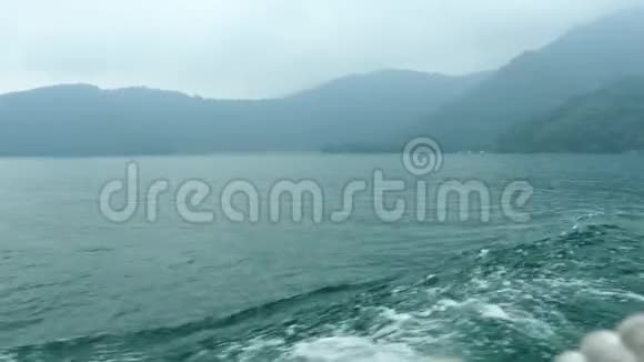 湖上船后的视角视频的预览图