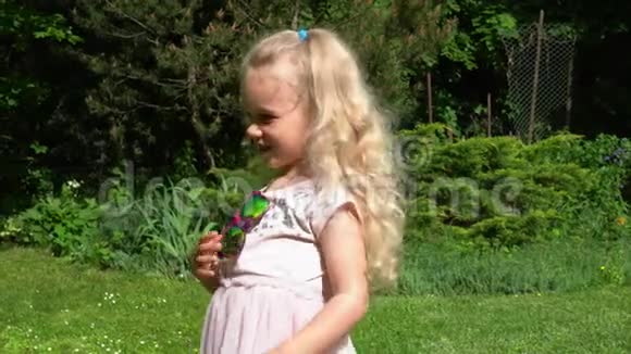 漂亮的脸小女孩把太阳镜戴在头上用手指对着镜头视频的预览图