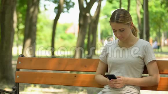 有视力障碍的老人坐在长凳上靠近愤怒和不高兴的女孩视频的预览图