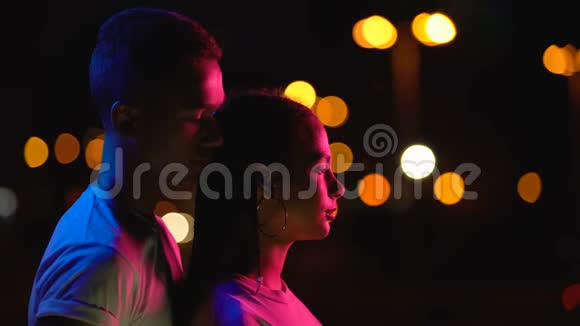年轻夫妇在夜城拥抱满怀信心信赖地展望未来视频的预览图