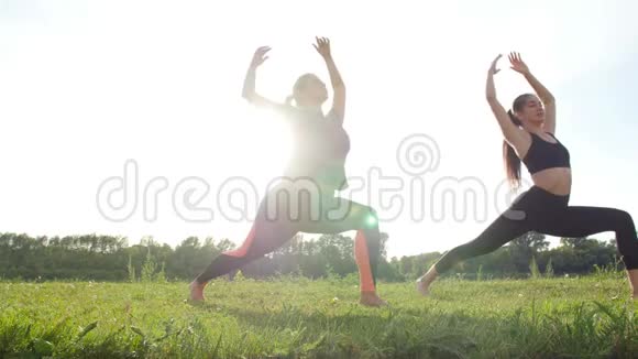 健身运动友谊和生活方式的概念两名年轻妇女在日落时在户外训练视频的预览图