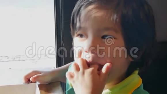 小亚洲女婴抠鼻子把手指放进嘴里视频的预览图