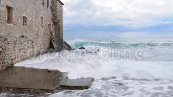 海浪拍打着岩石和石墙视频的预览图
