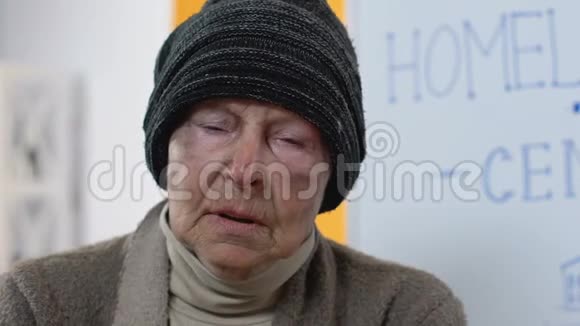 绝望中寻找镜头的无家可归的女性社会支持中心视频的预览图