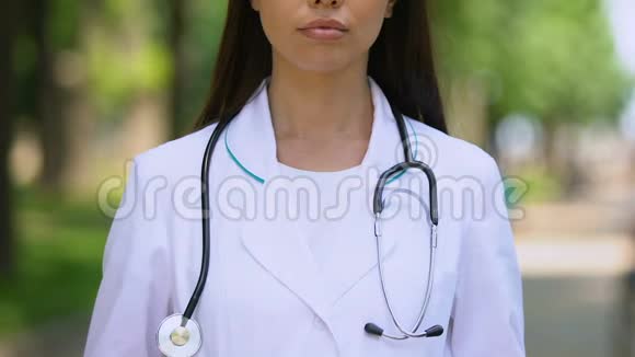穿着白色制服的女医生认真看镜头医疗保健特写视频的预览图