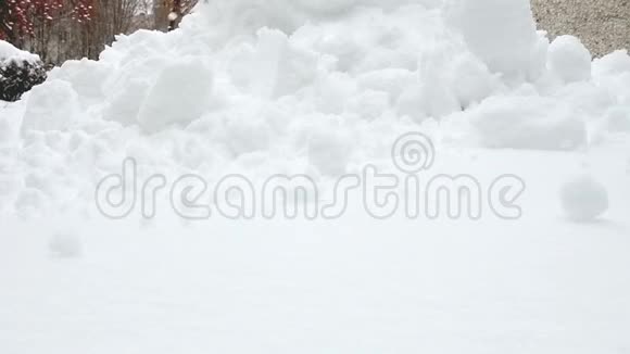 白雪皑皑的石头沿着白雪皑皑的小山滚动清除了这一地区视频的预览图
