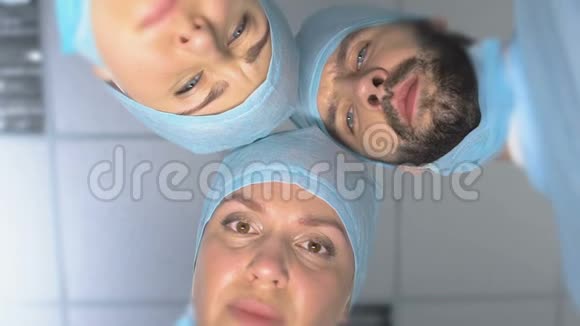 穿制服的外科医生在手术室看病人噩梦般的特写视频的预览图
