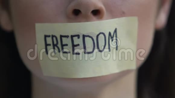 带子上写的自由女人拆嘴贴权利压迫封锁视频的预览图