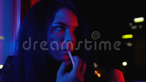 醉酒女青少年晚上在家阳台涂口红派对生活方式视频的预览图