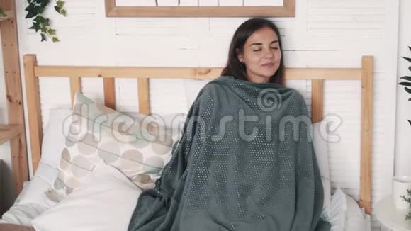 包在毯子里的女孩在午餐时间休息睡得很慢视频的预览图