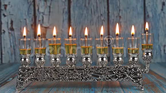 东正教犹太人用橄榄油蜡烛点燃光明节视频的预览图