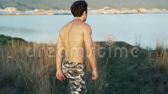 背面的人的姿态张开双臂山脉和海洋背景视频的预览图