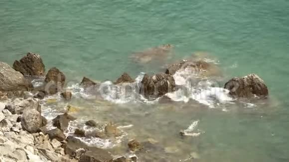 岩石海岸和起伏的大海的景色视频的预览图