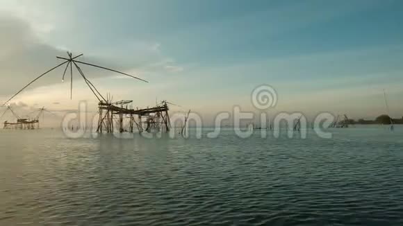 乘坐旅游船在Phatthalung省的ThaleNoi湖观看日出和大型渔民上午的工具视频的预览图