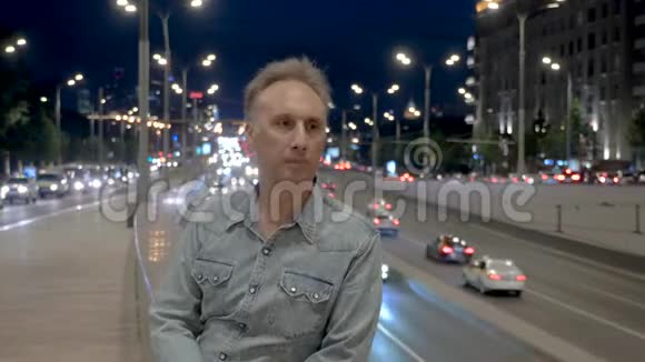 男子检查手表看驾驶汽车对夜城视频的预览图