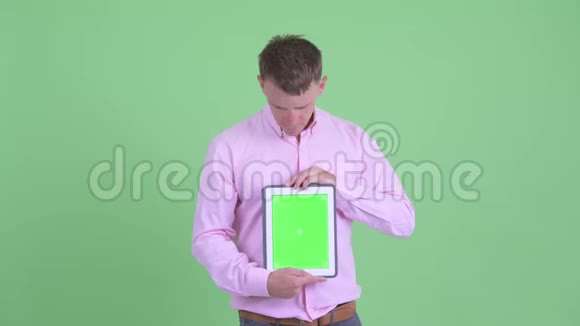 穿着的商人展示数码平板电脑并得到坏消息视频的预览图