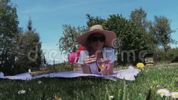 夏日躺在草地上放松的女人视频的预览图
