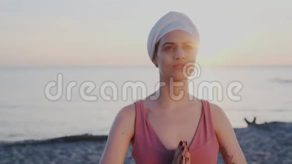 印度漂亮女孩的脸日落时分在海边放松身心灵感禅宗致谢视频的预览图