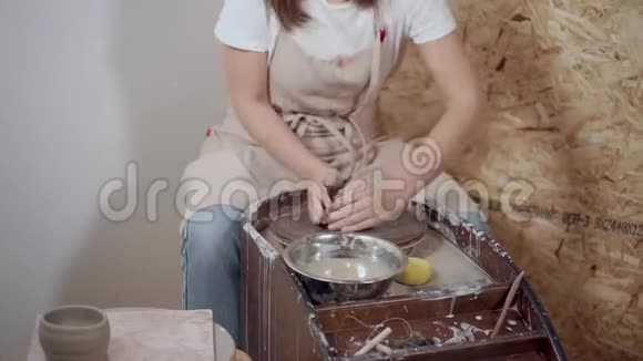 女人在陶工的车轮上捏泥视频的预览图